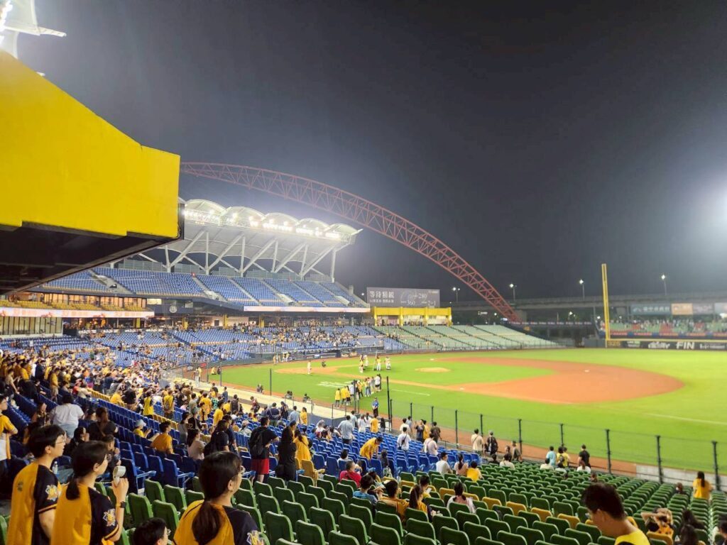 帶孩子看棒球 ，球場全景