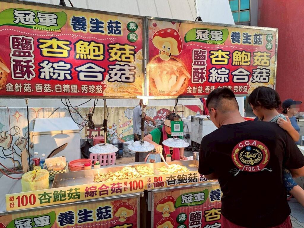 帶孩子看棒球 ，球場入場前處有很多小吃美食可購買