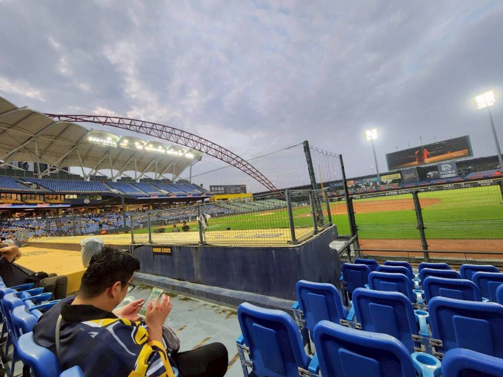 帶孩子看棒球 ，球場全景與小家庭坐在看台