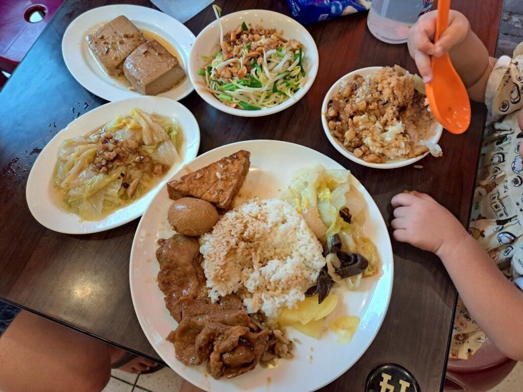 四方阿九魯肉飯 小菜，滷蛋油豆腐入味軟嫩