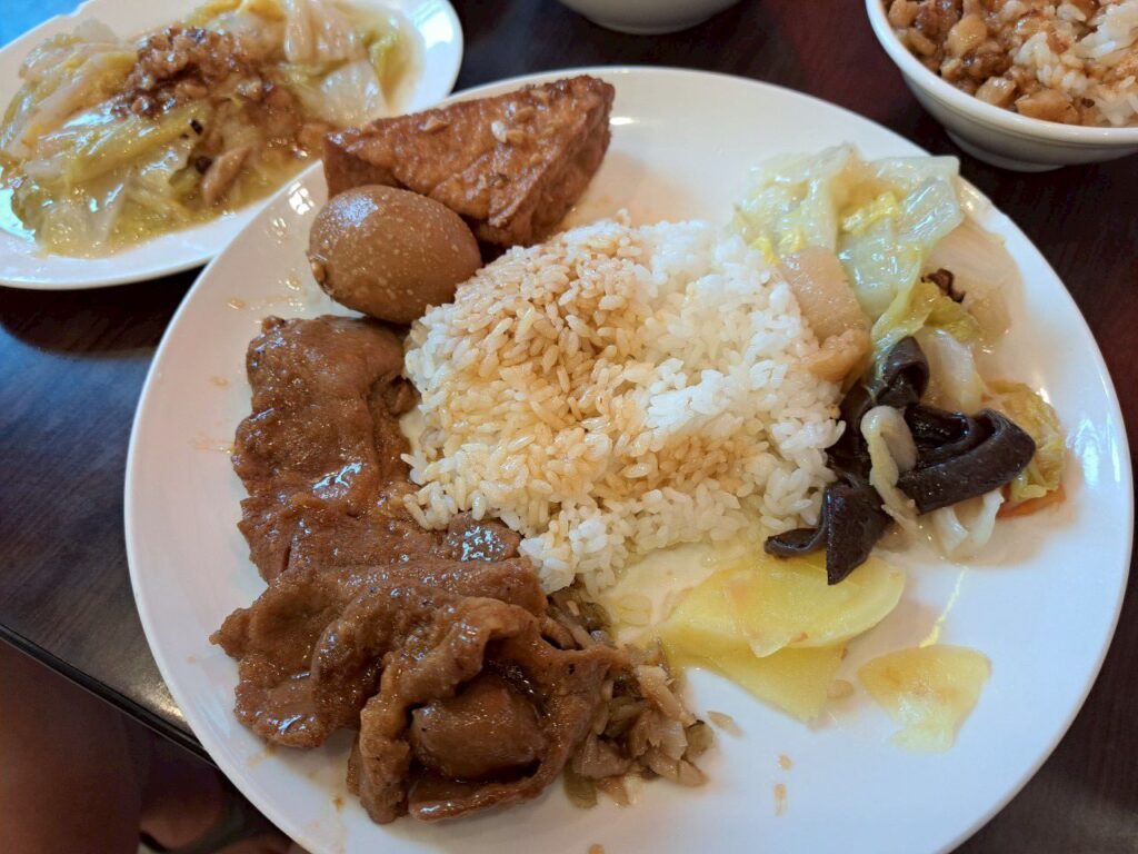 四方阿九魯肉飯 小菜，滷蛋油豆腐入味軟嫩