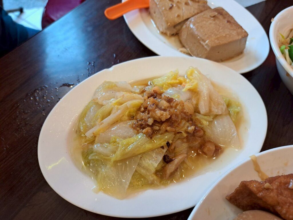四方阿九魯肉飯 小菜，白菜滷超好吃