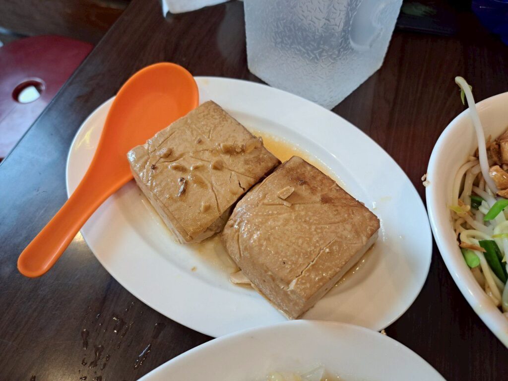 四方阿九魯肉飯 小菜，滷蛋油豆腐入味軟嫩