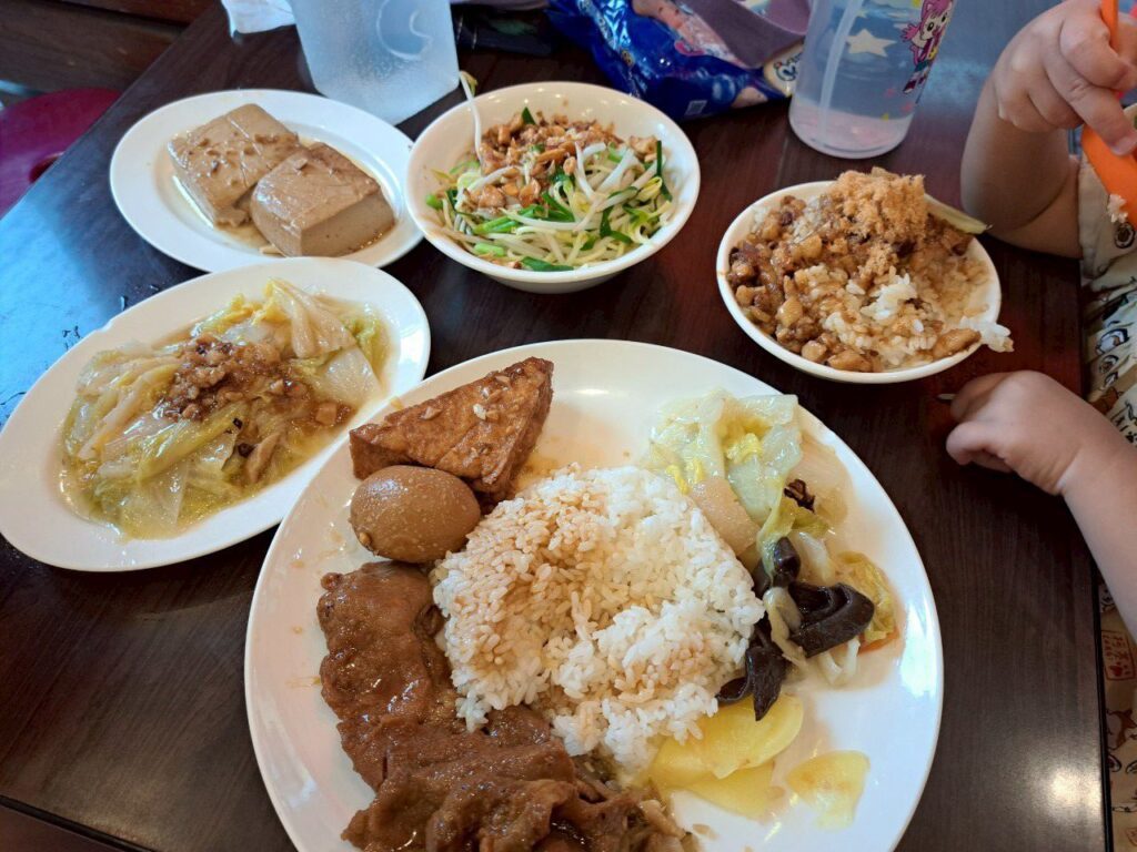 四方阿九魯肉飯 小菜，滷蛋油豆腐入味軟嫩
