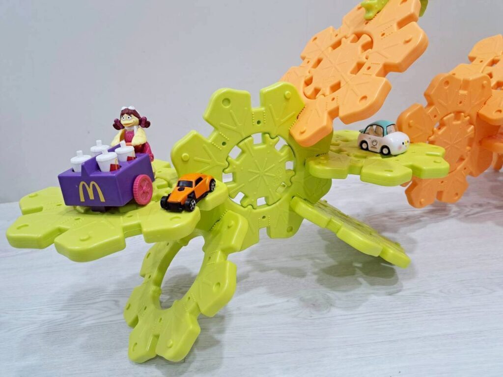  磁力片 、積木、 Weplay 雪花拼拼樂，都是很有趣的學齡前玩具。