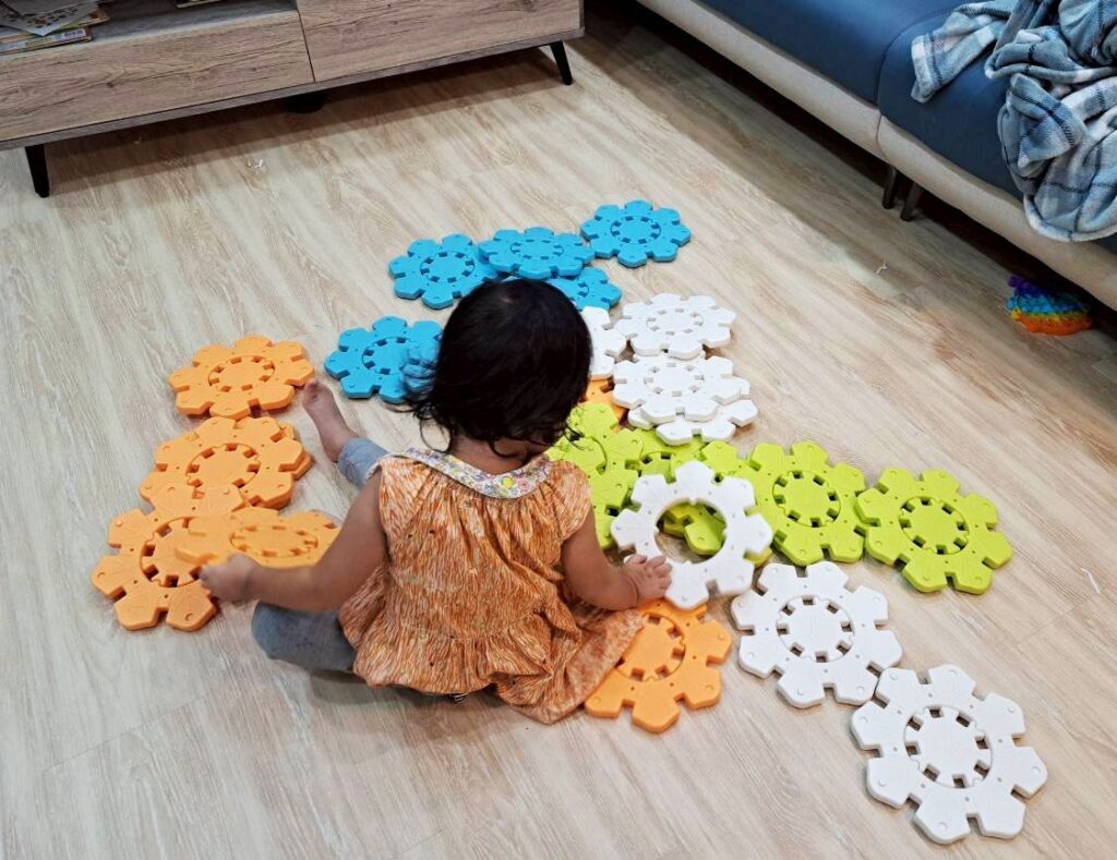  磁力片 、積木、 Weplay 雪花拼拼樂，都是很有趣的學齡前玩具。