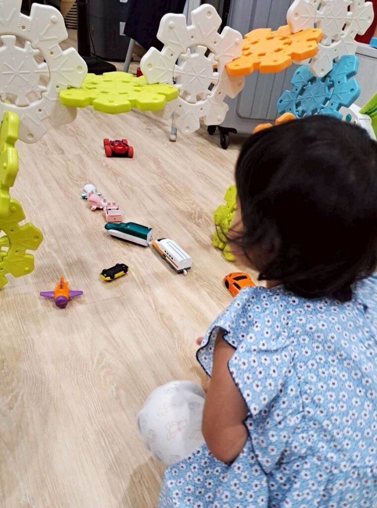  磁力片 、積木、 Weplay 雪花拼拼樂，都是很有趣的學齡前玩具。