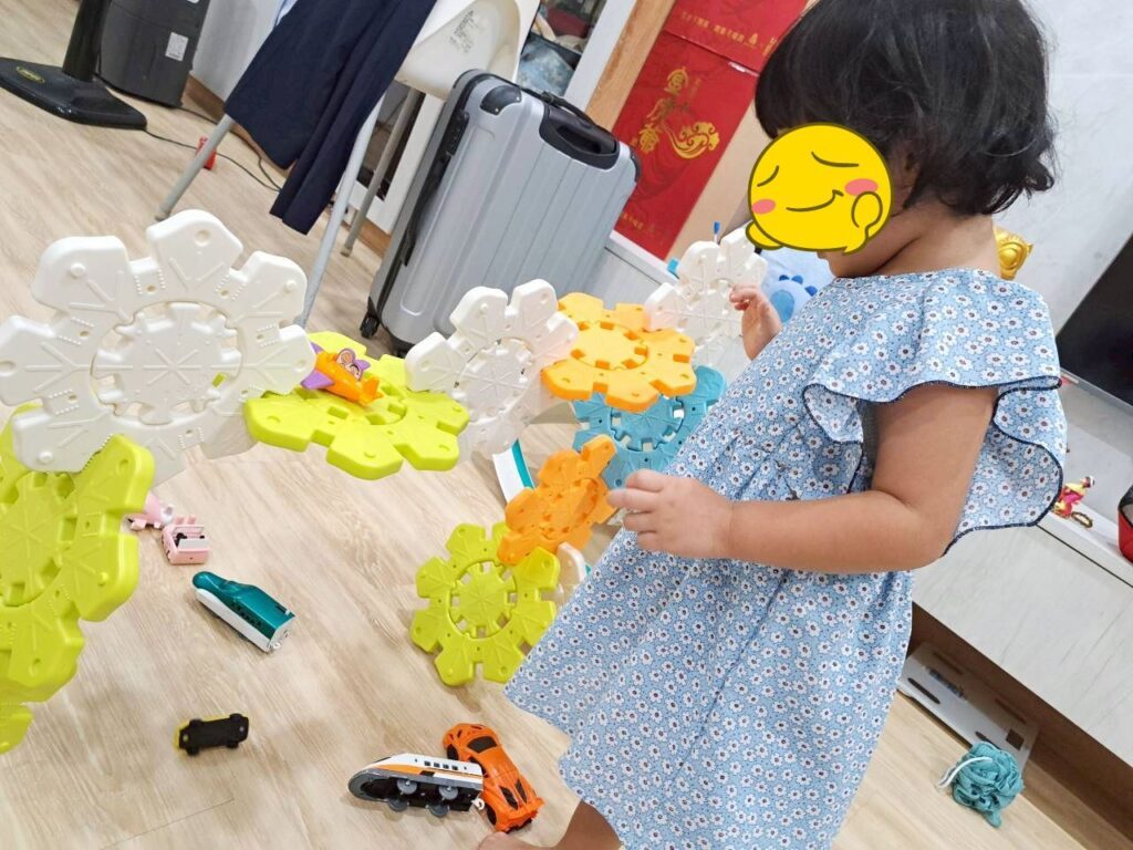  磁力片 、積木、 Weplay 雪花拼拼樂，都是很有趣的學齡前玩具。