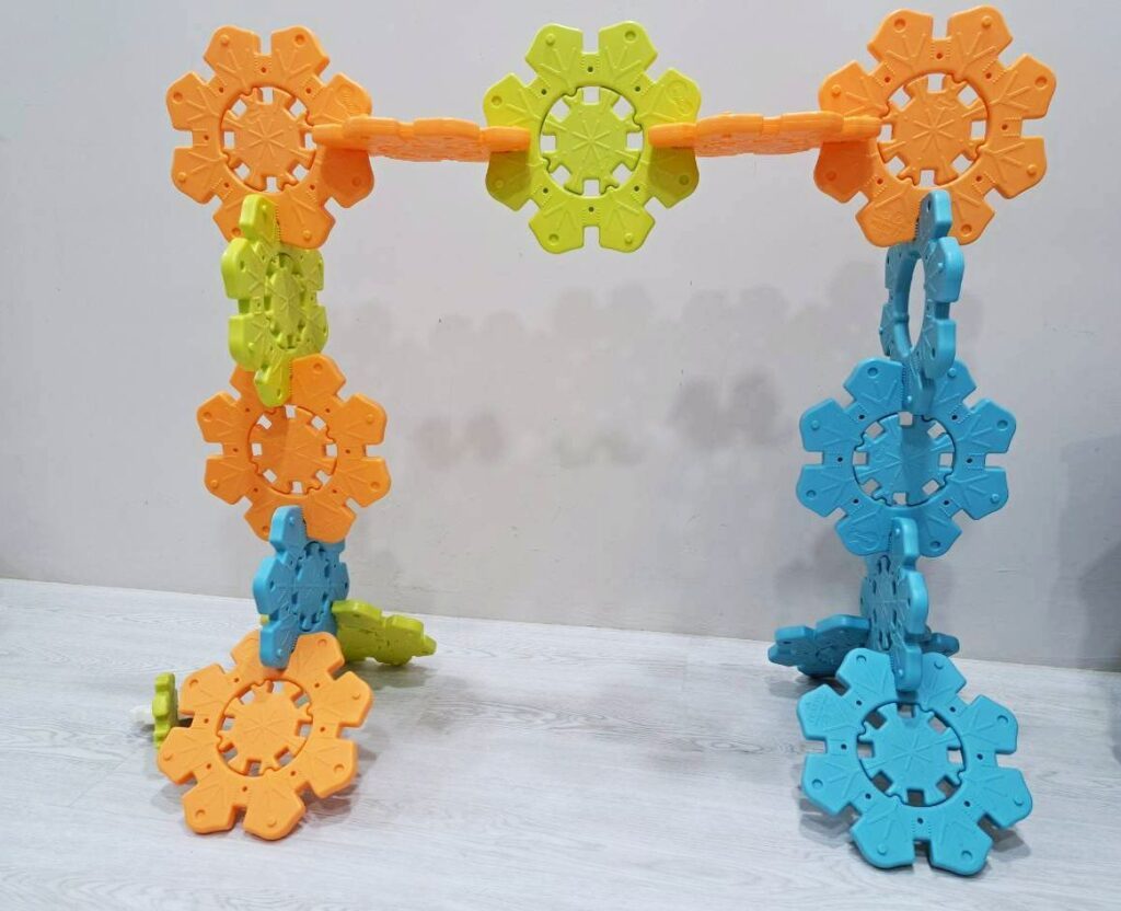  磁力片 、積木、 Weplay 雪花拼拼樂，都是很有趣的學齡前玩具。