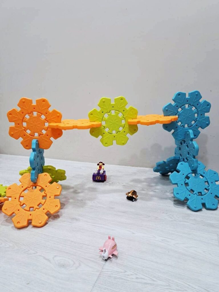  磁力片 、積木、 Weplay 雪花拼拼樂，都是很有趣的學齡前玩具。