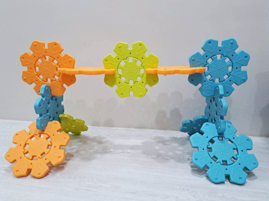  磁力片 、積木、 Weplay 雪花拼拼樂，都是很有趣的學齡前玩具。