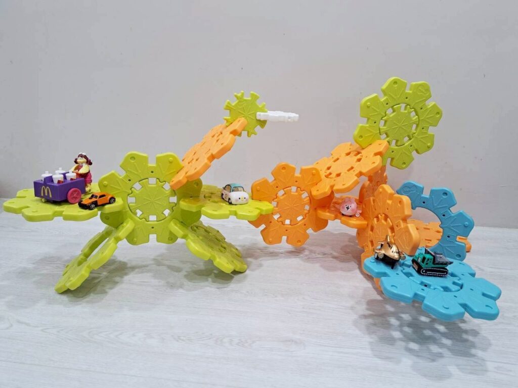  磁力片 、積木、 Weplay 雪花拼拼樂，都是很有趣的學齡前玩具。