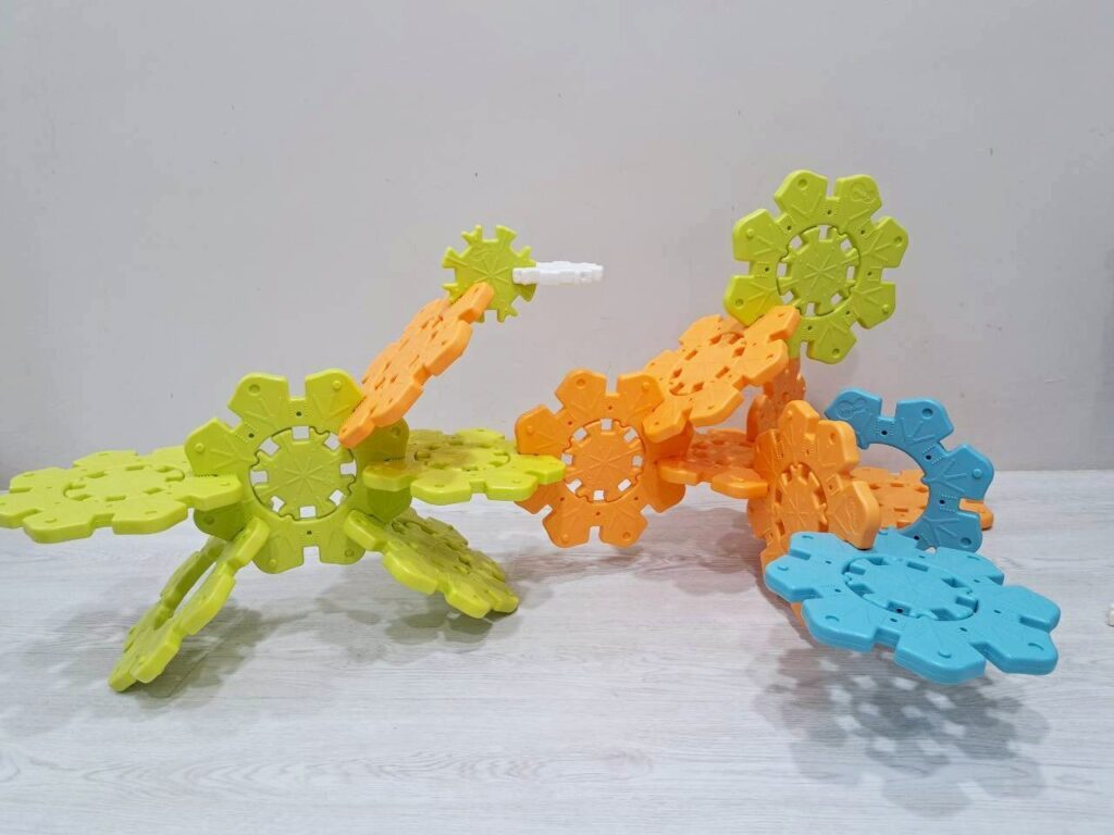  磁力片 、積木、 Weplay 雪花拼拼樂，都是很有趣的學齡前玩具。