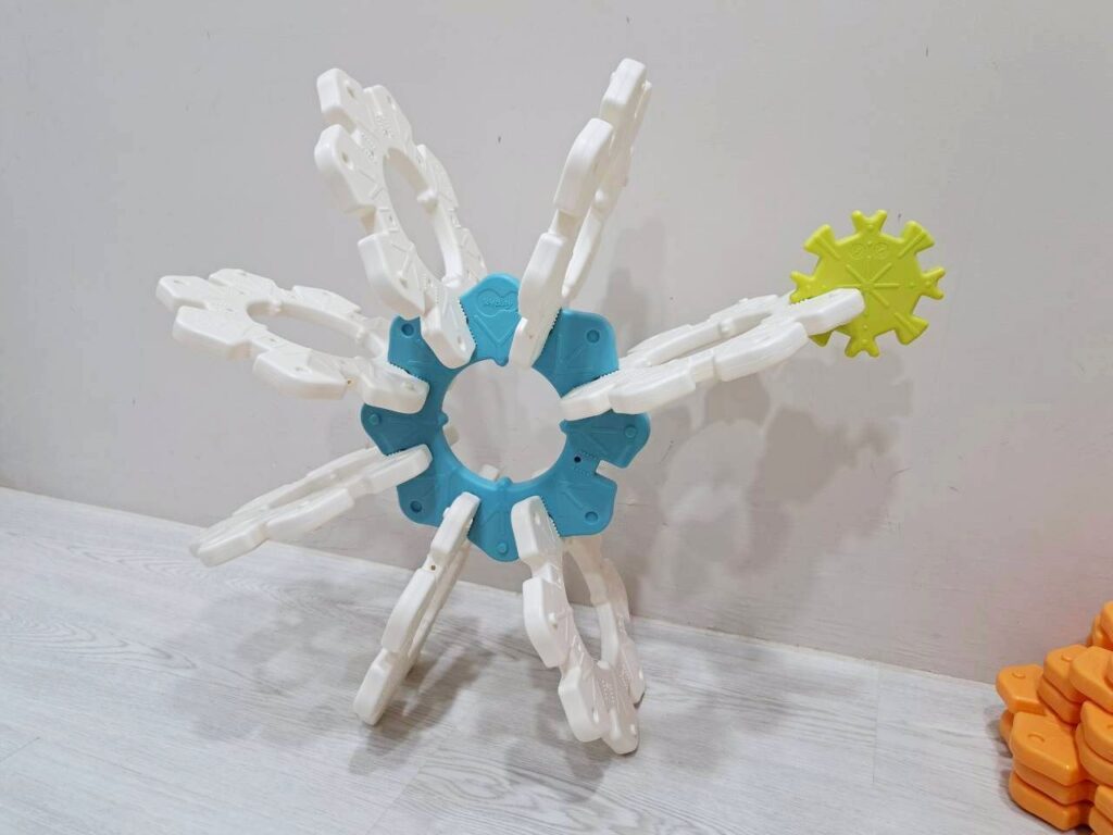 磁力片 、積木、 Weplay 雪花拼拼樂，都是很有趣的學齡前玩具。