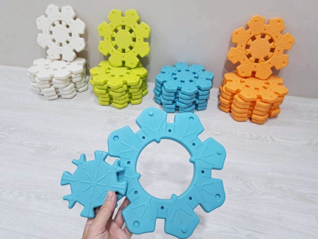  磁力片 、積木、 Weplay 雪花拼拼樂，都是很有趣的學齡前玩具。