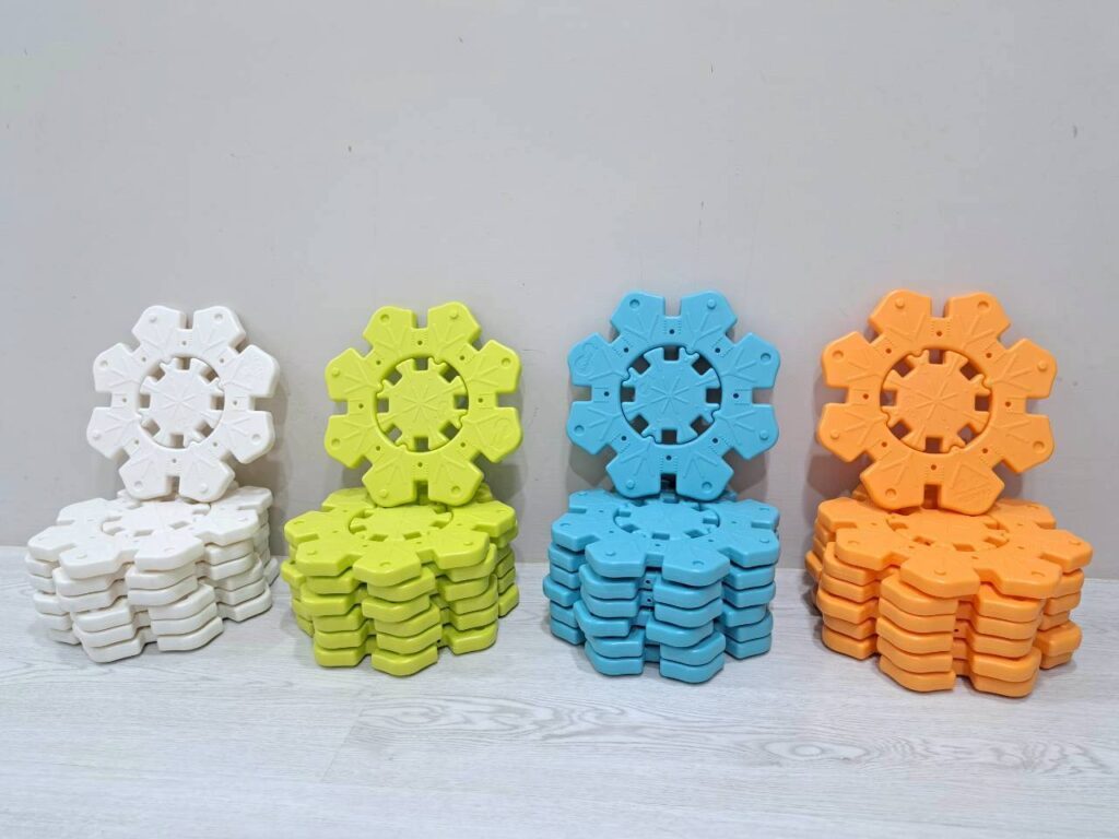  磁力片 、積木、 Weplay 雪花拼拼樂，都是很有趣的學齡前玩具。