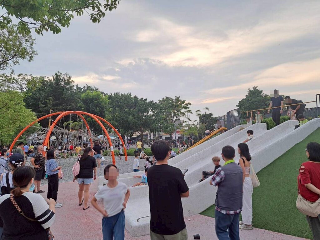 田尾怡心園特色滑梯設施，安全又好玩