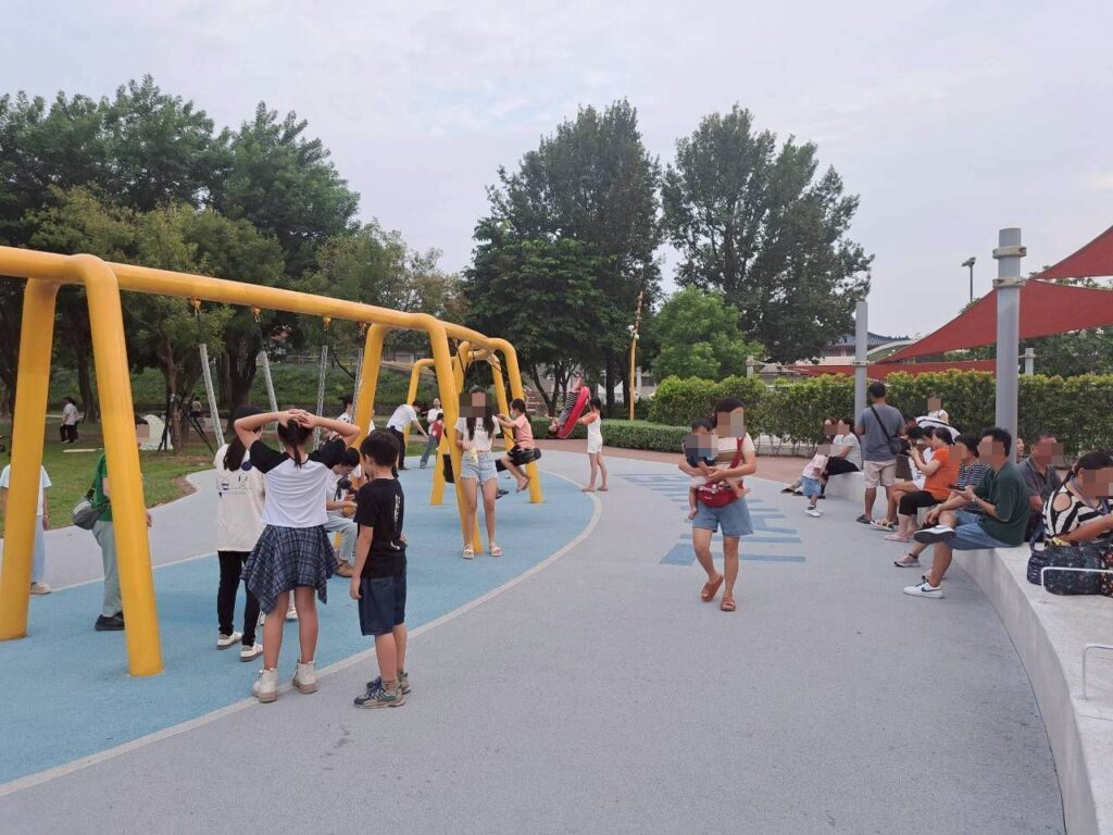  田尾怡心園遊戲場 家長與孩子在怡心園遊戲場玩球互動畫面