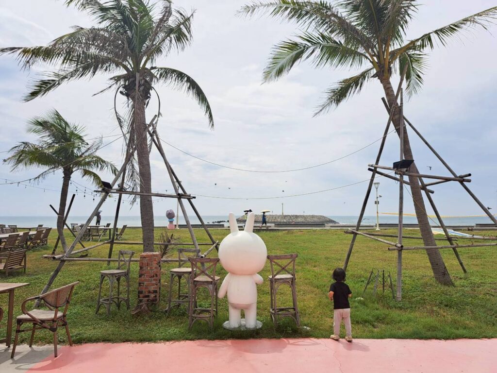 高雄親子景點 餐廳 沙灘第一排海景用餐桌與藍色大海
