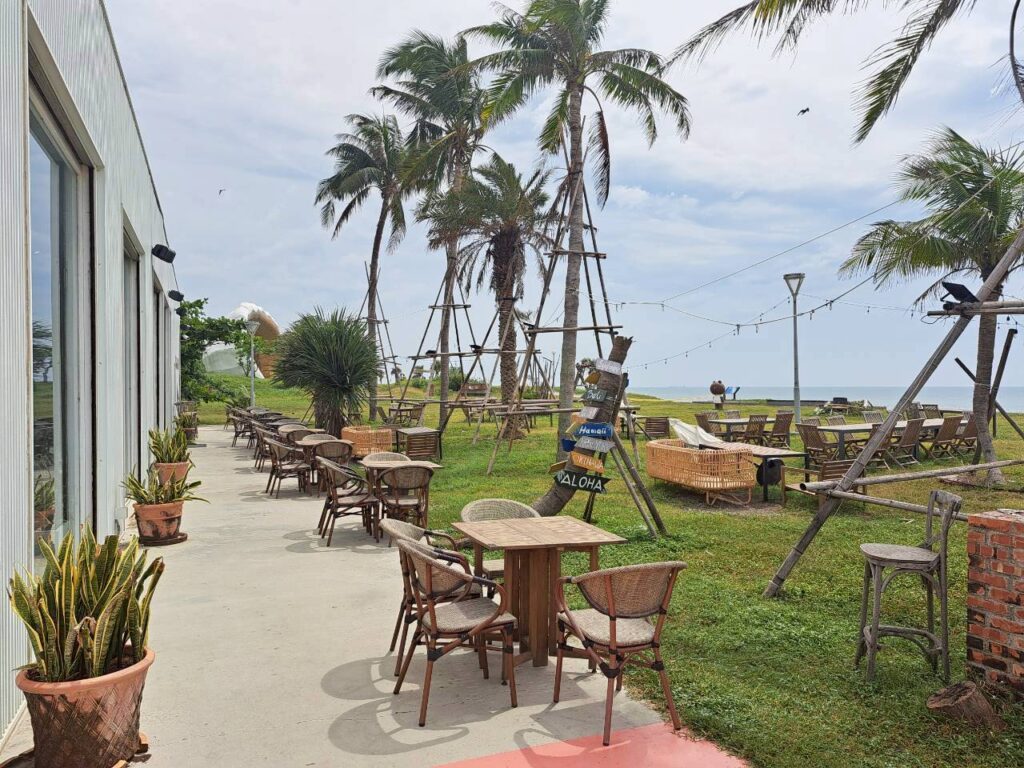 高雄親子景點 餐廳 旗津海之星沙灘俱樂部戶外草地座位與海景