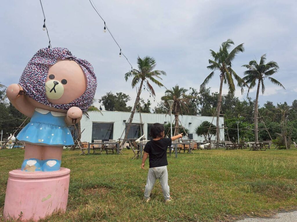 高雄親子景點 餐廳 兒童在海邊草地跑跳放電