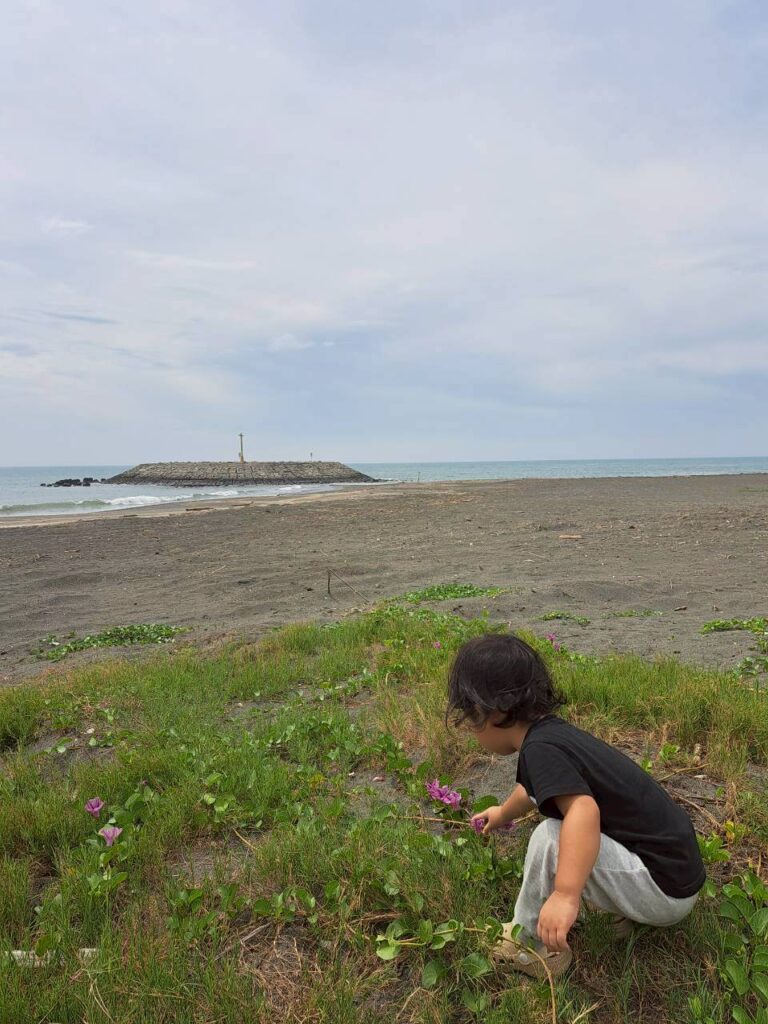 高雄親子景點 餐廳 室內座位區可看到旗津沙灘海景