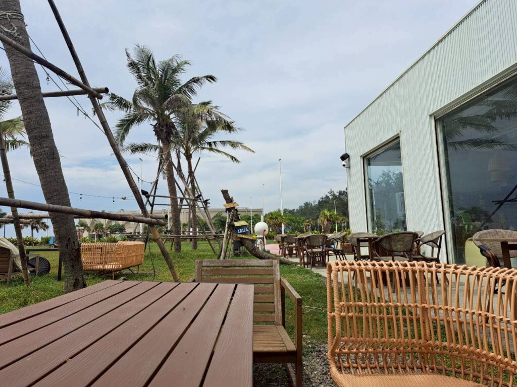 高雄親子景點 餐廳 室內座位區可看到旗津沙灘海景