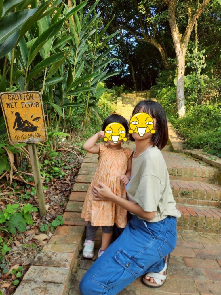  飛牛牧場一日遊 ，各式動物、生態教育，親子活動體驗，前往蝴蝶區的階梯