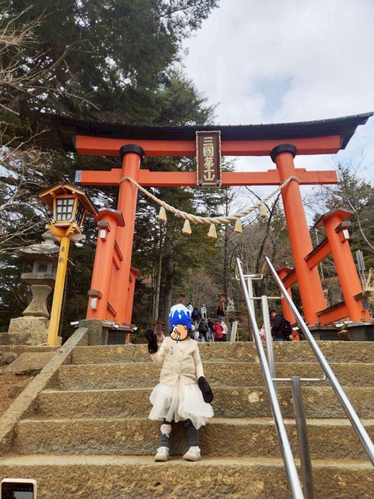  KKDAY 富士山一日遊 心得，新倉山淺間公園階梯挑戰，帶小孩登高遠望富士山與五重塔