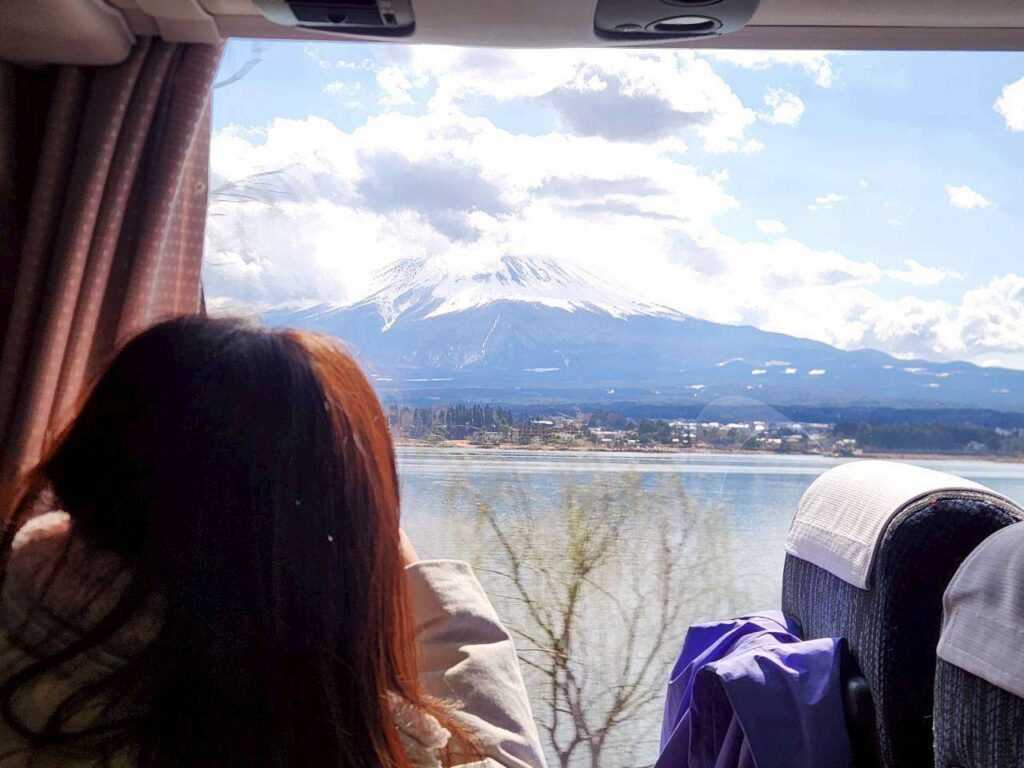  KKDAY 富士山一日遊 心得，東京車站集合搭乘KKDAY富士山一日遊巴士，親子旅遊免自駕輕鬆出發，車上也能看到富士山