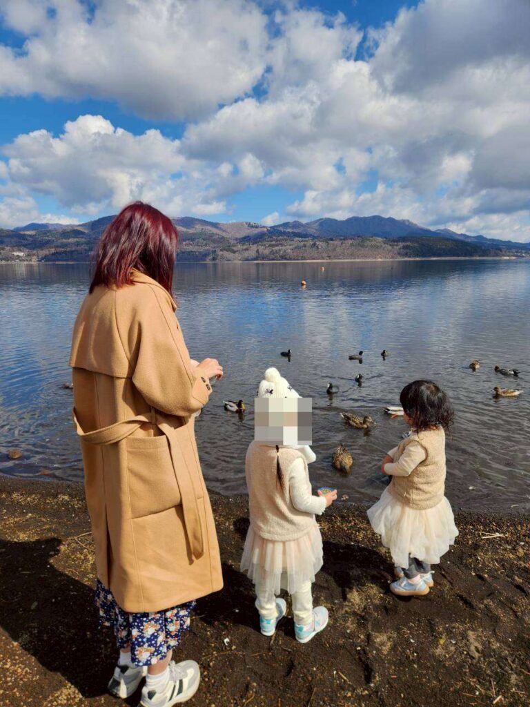  KKDAY 富士山一日遊 心得，河口湖湖畔親子景點，孩子餵鴨子與天鵝遠眺富士山美景
