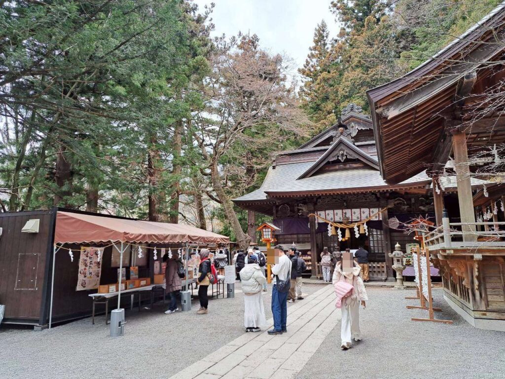  KKDAY 富士山一日遊 心得，淺間神社鳥居與御守販售區，東京近郊文化體驗景點