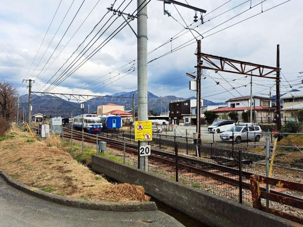  KKDAY 富士山一日遊 心得，新倉山淺間公園路上的鐵道景緻