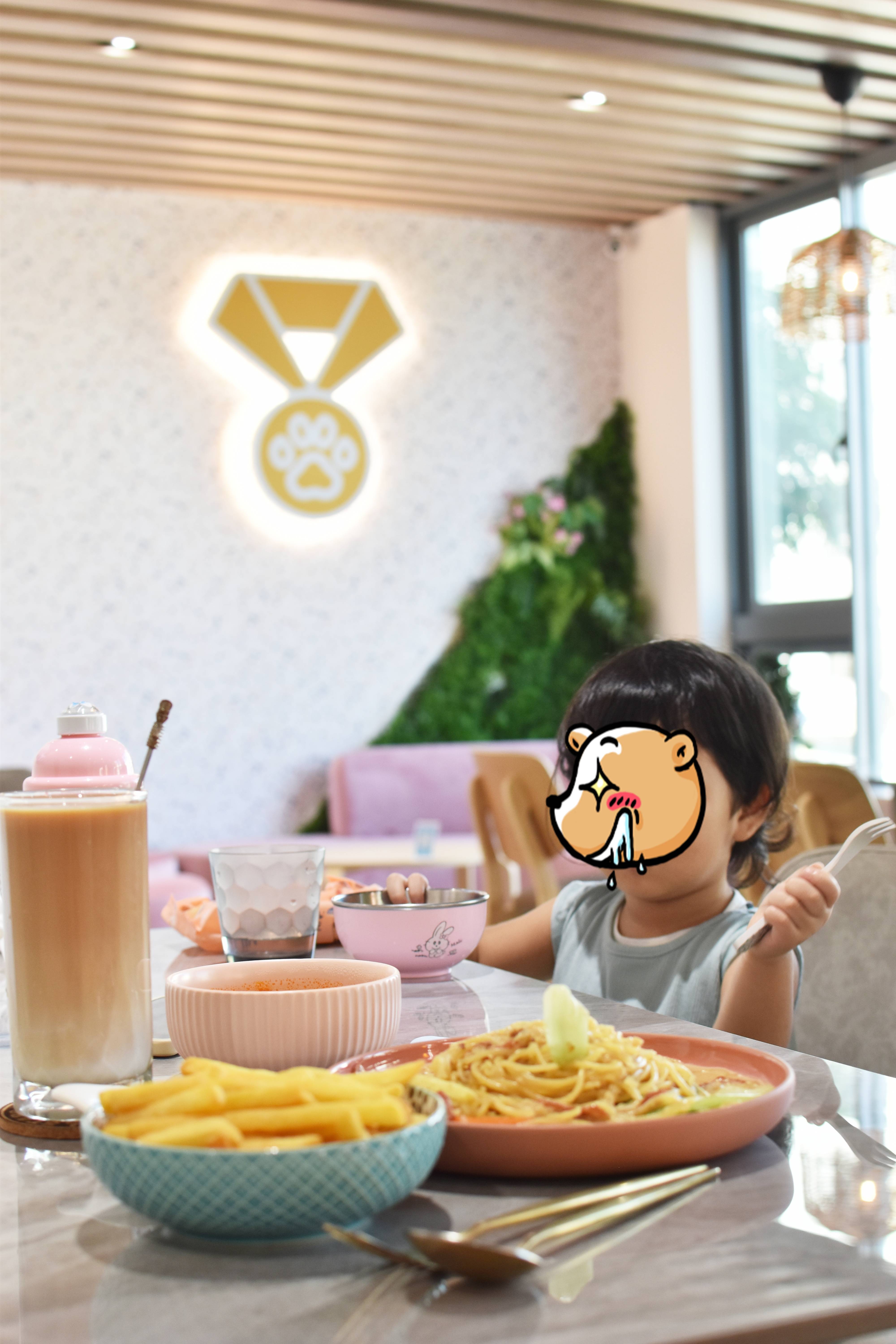  台中親子餐廳 金牌萌寵GMP，是一間很棒的台中東區貓咪咖啡廳，親子友善、寵物友善，店裡有可愛的三隻貓咪。