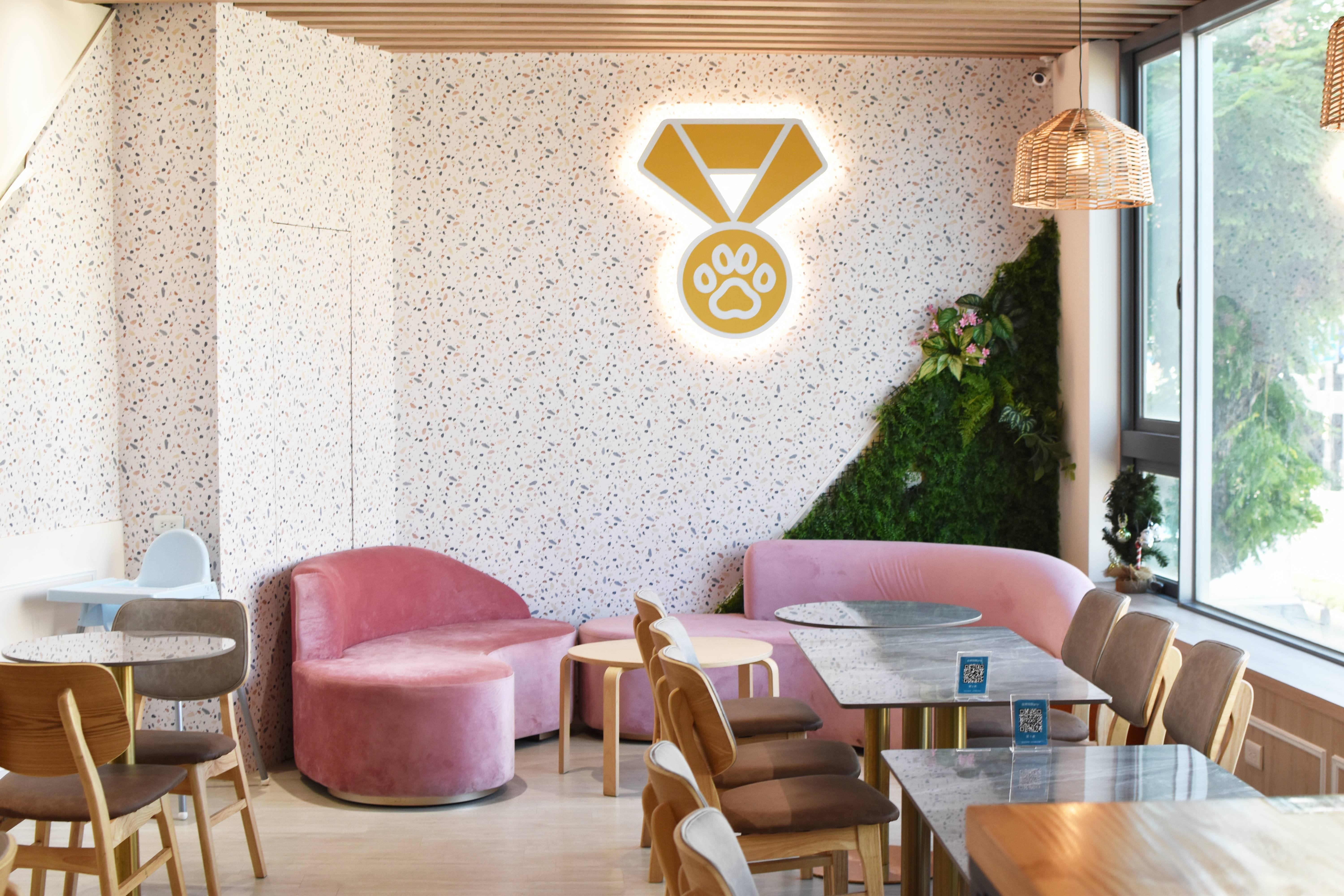  台中親子餐廳 金牌萌寵GMP，是一間很棒的台中東區貓咪咖啡廳，親子友善、寵物友善，店裡有可愛的三隻貓咪。