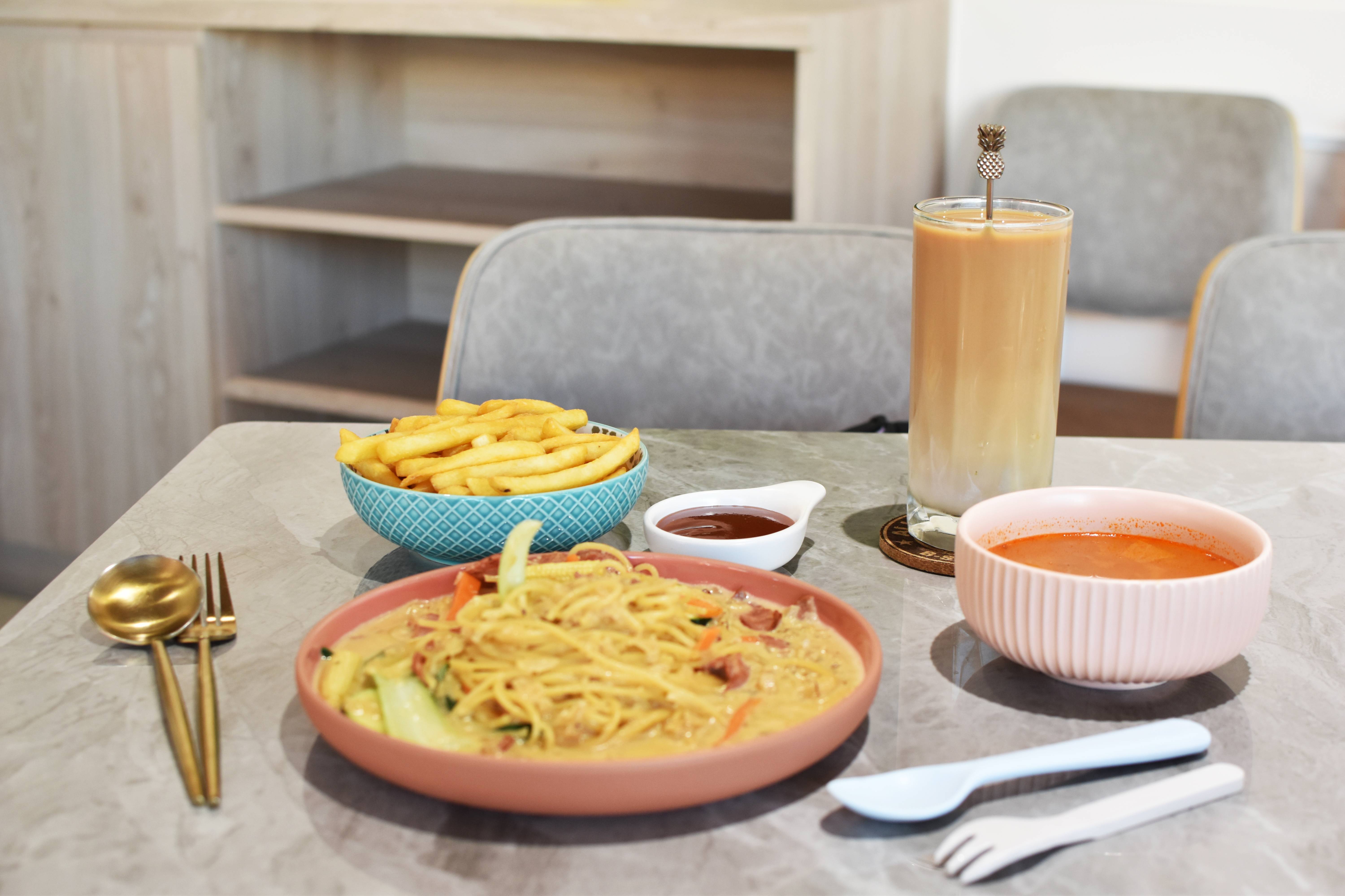  台中親子餐廳 金牌萌寵GMP，是一間很棒的台中東區貓咪咖啡廳，親子友善、寵物友善，店裡有可愛的三隻貓咪。