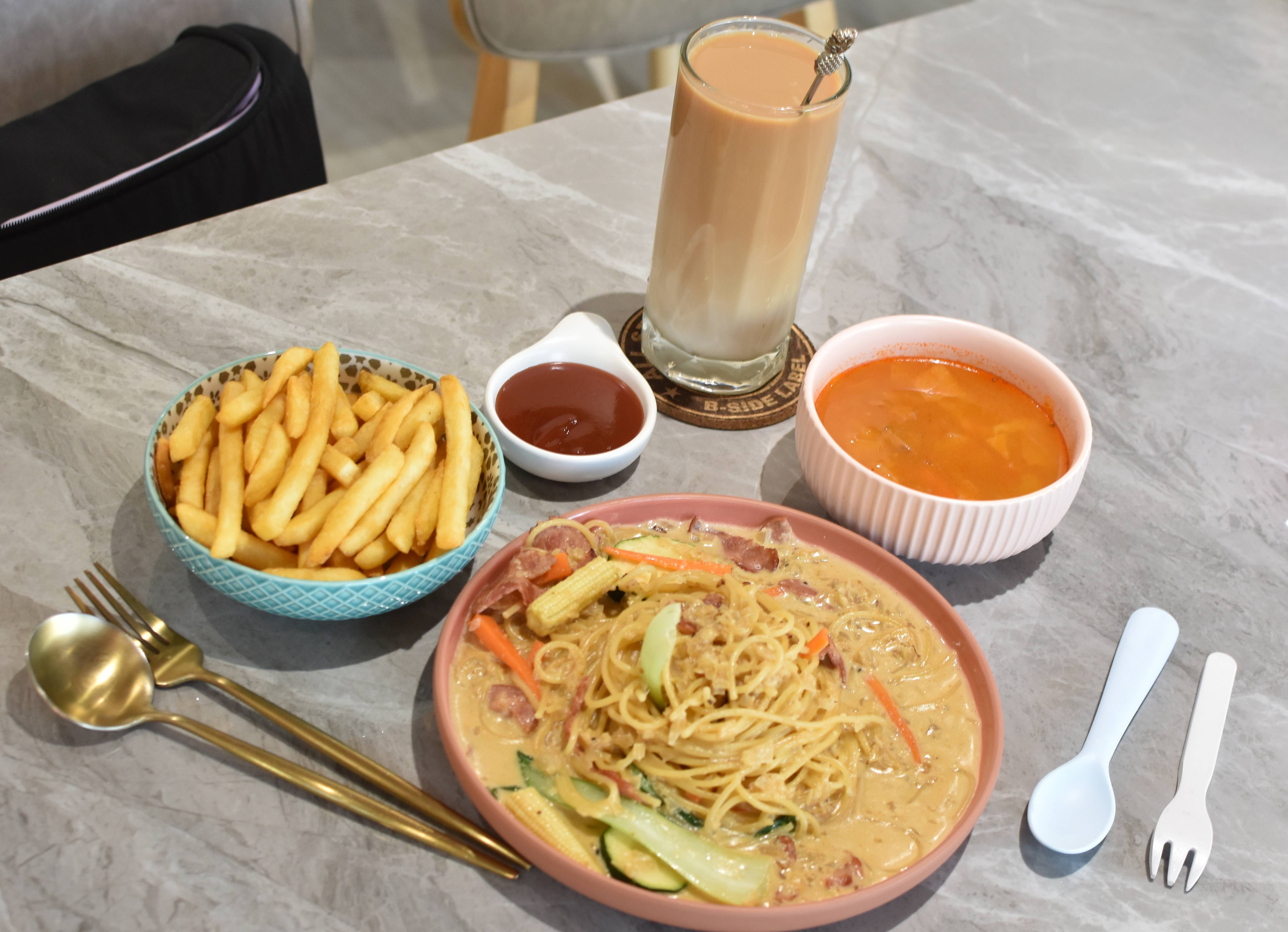  台中親子餐廳 金牌萌寵GMP，是一間很棒的台中東區貓咪咖啡廳，親子友善、寵物友善，店裡有可愛的三隻貓咪。