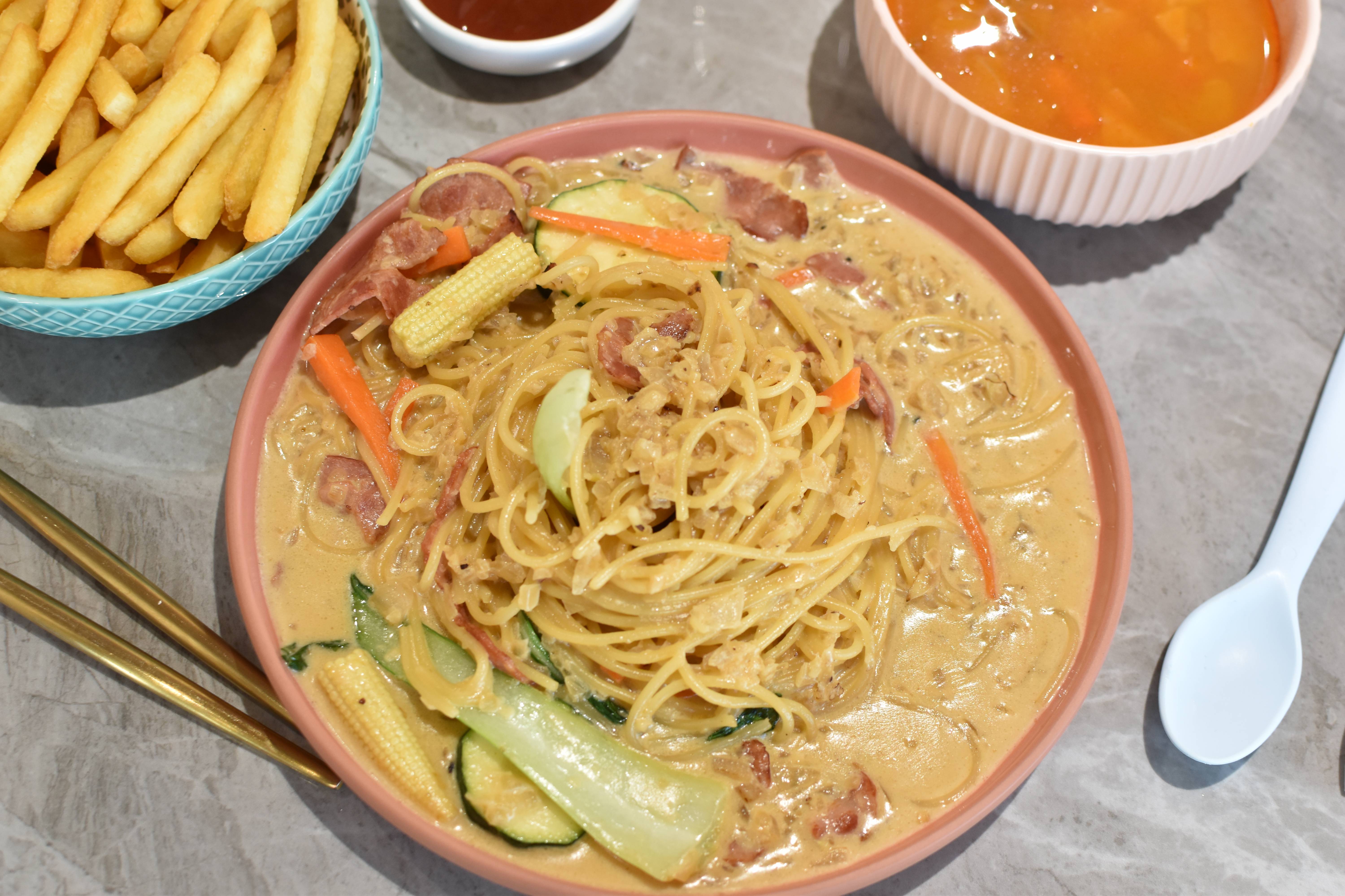  台中親子餐廳 金牌萌寵GMP，是一間很棒的台中東區貓咪咖啡廳，親子友善、寵物友善，店裡有可愛的三隻貓咪。