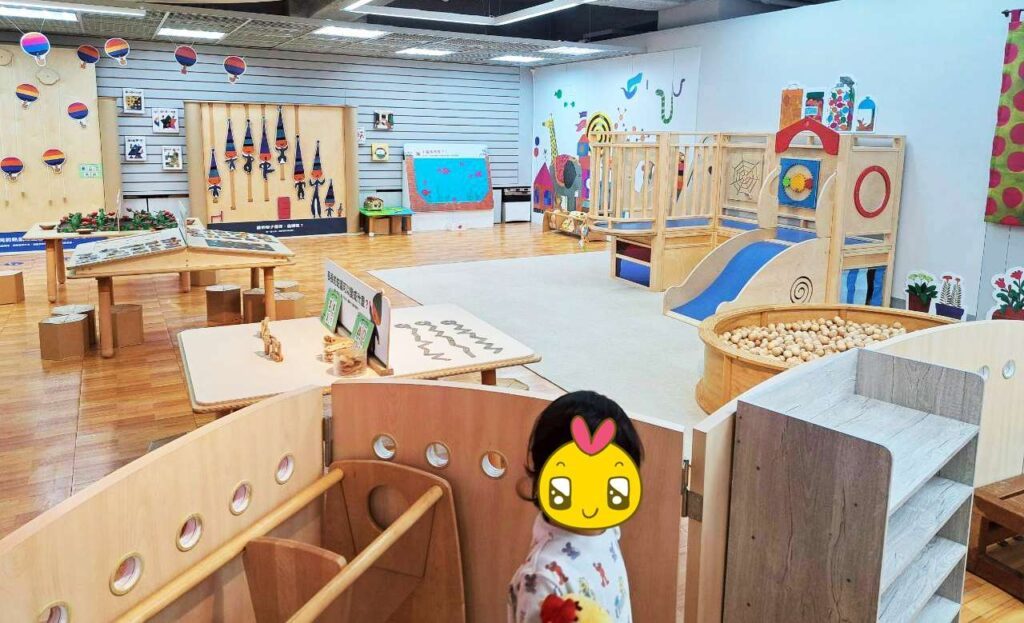  台中親子景點 ｜木製溜滑梯與球池區域