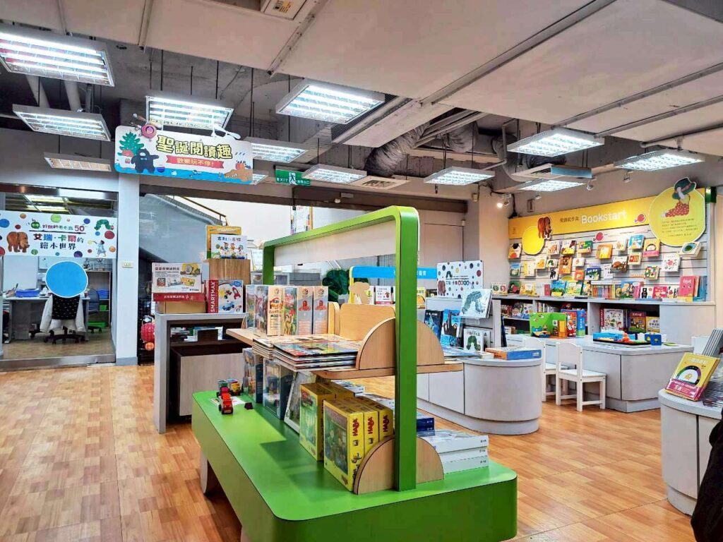  台中親子景點推薦 ｜信誼小太陽親子書房書店環境