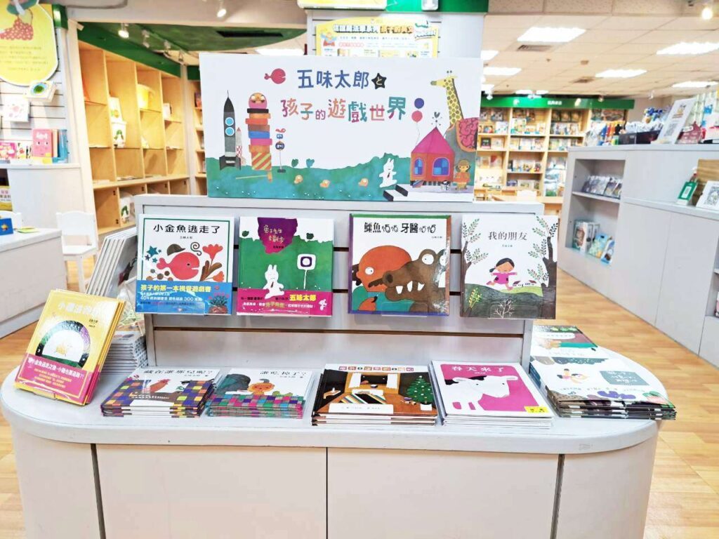  台中親子景點推薦 ｜信誼小太陽親子書房書店環境