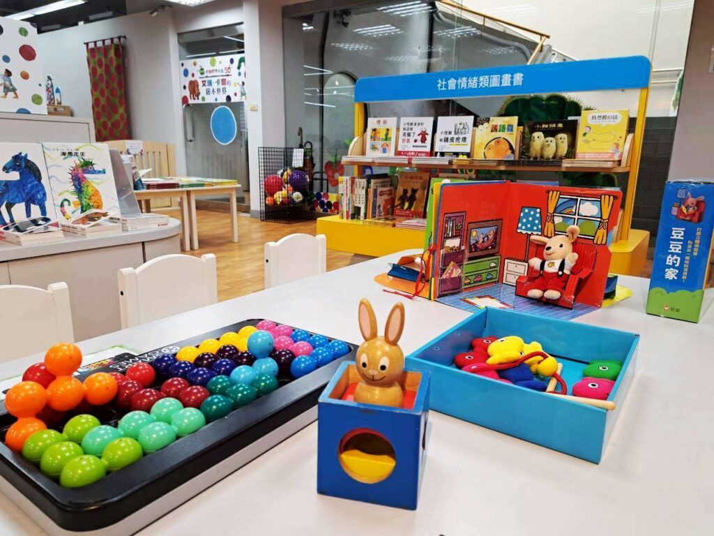  台中親子景點推薦 ｜信誼小太陽親子書房書店環境
