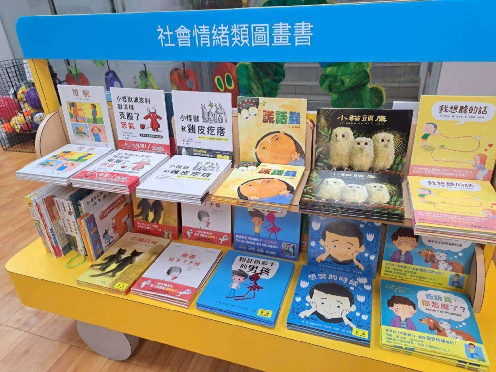  台中親子景點推薦 ｜信誼小太陽親子書房書店環境