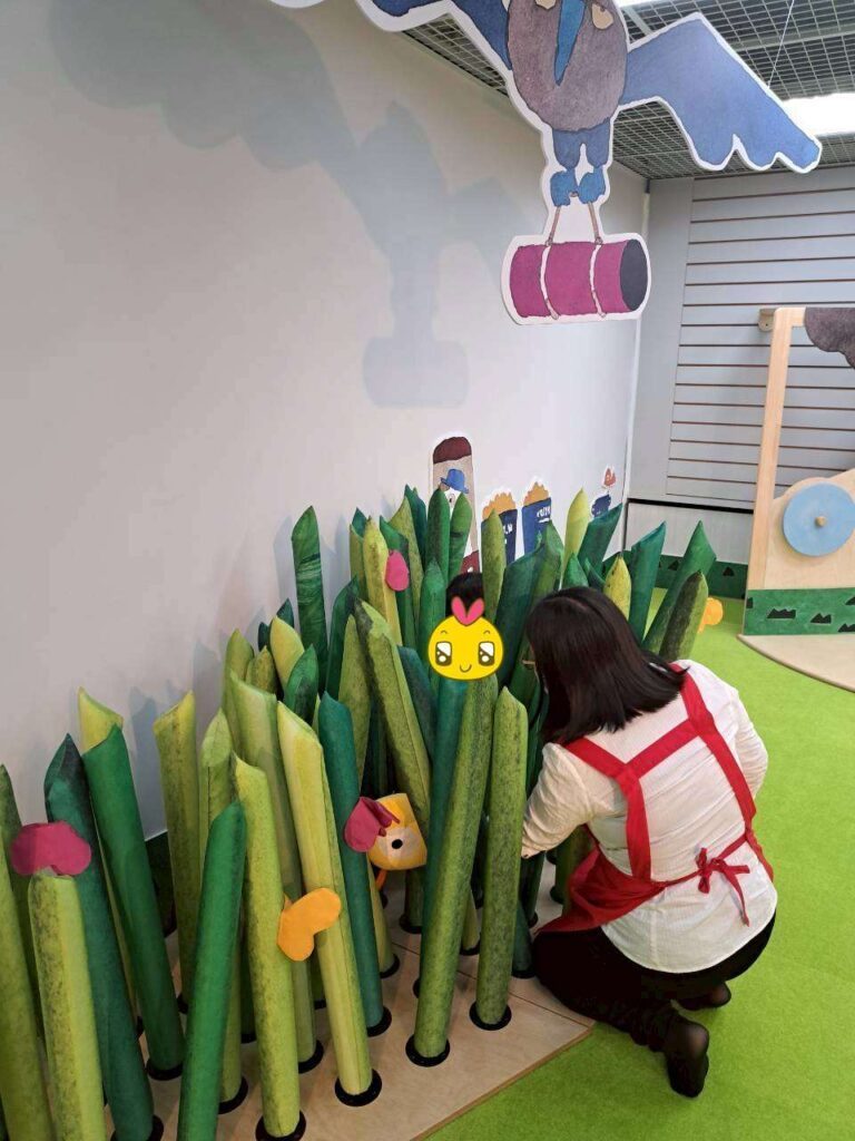  台中親子景點推薦 ｜信誼小太陽親子書房台中門市的草叢躲藏遊戲區