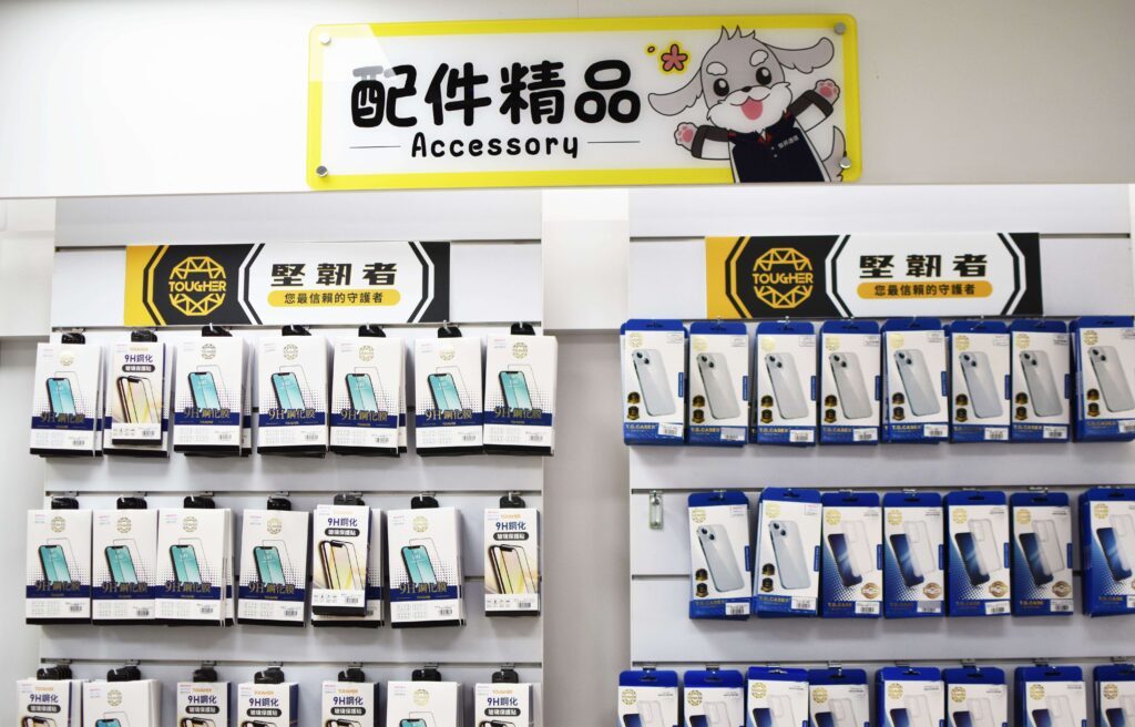 傑昇通信 門市內部環境，手機與 3C 產品陳列整齊