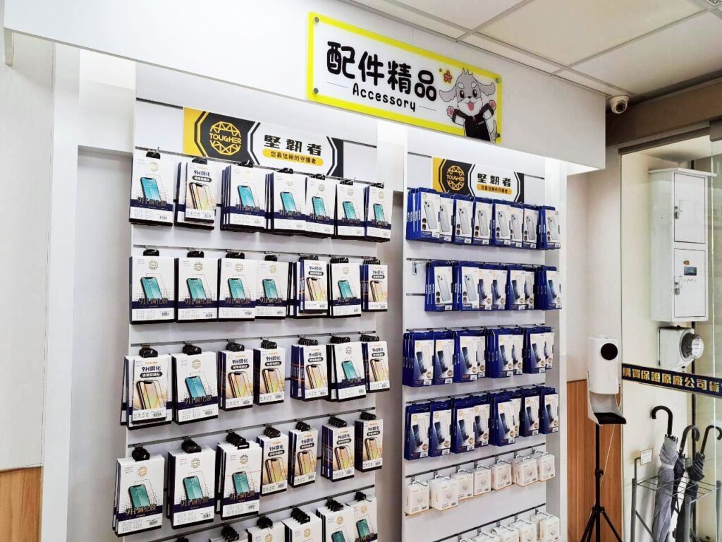 傑昇通信 門市內部環境，手機與 3C 產品陳列整齊