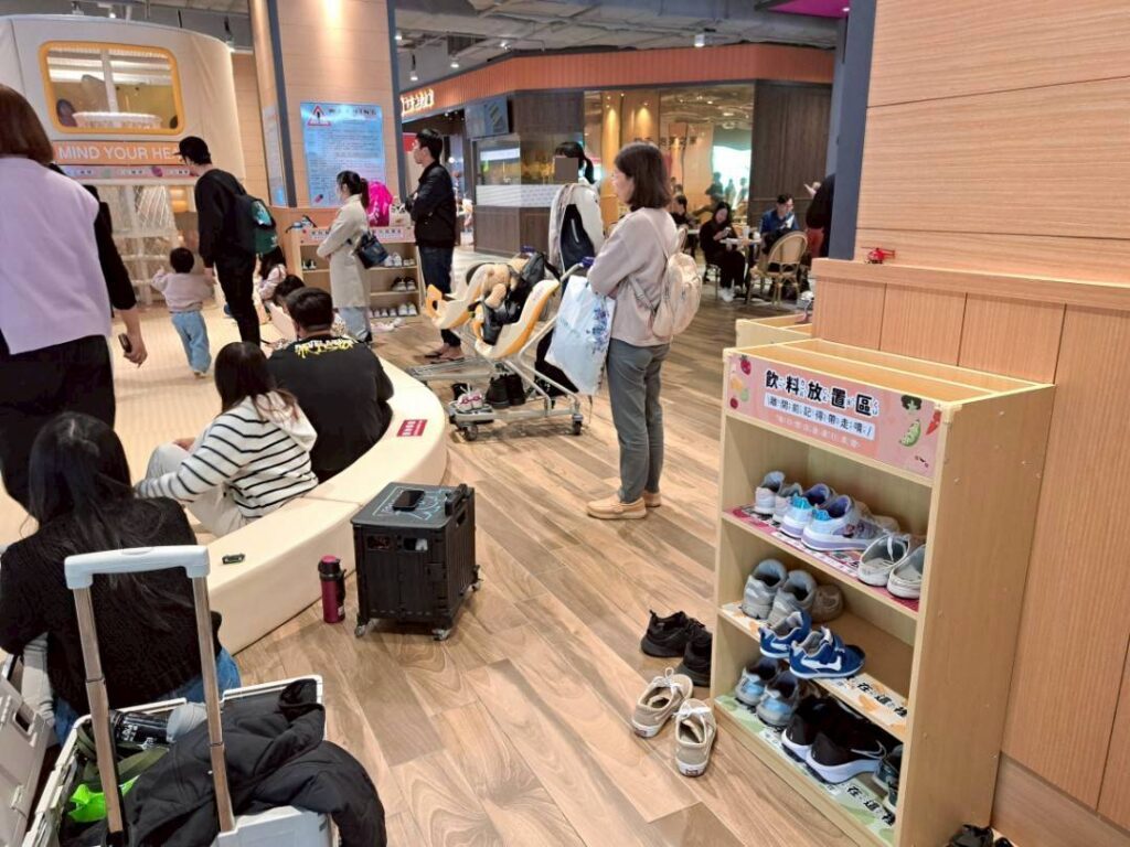  台中lalaport 南館遊戲區 台中親子景點 推薦，免費遊戲區寬敞好玩，同層樓周邊還都是滿滿小孩、大人愛吃的點心美食