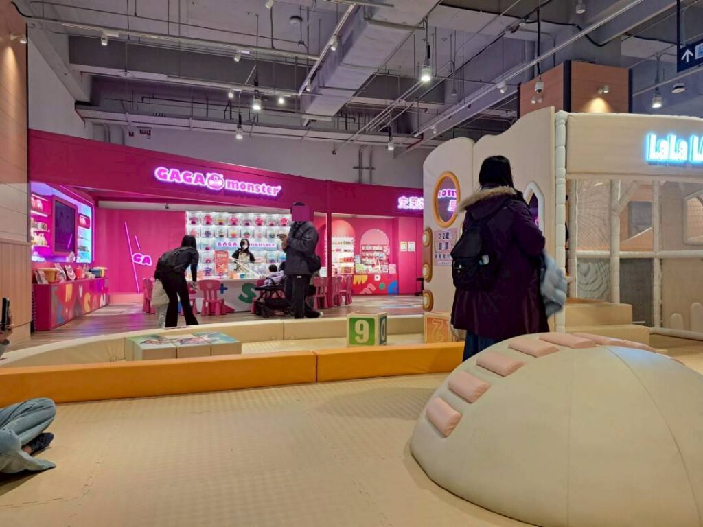  台中lalaport 南館遊戲區 台中親子景點 推薦，免費遊戲區寬敞好玩，同層樓周邊還都是滿滿小孩、大人愛吃的點心美食