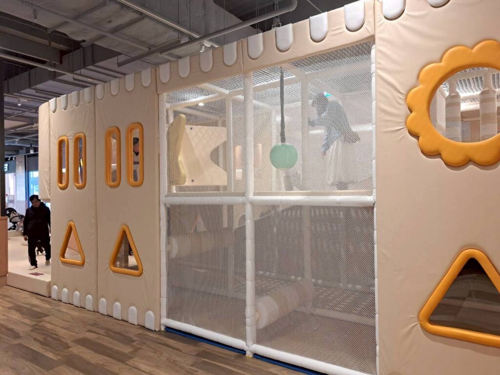  台中lalaport 南館遊戲區 台中親子景點 推薦，免費遊戲區寬敞好玩，同層樓周邊還都是滿滿小孩、大人愛吃的點心美食