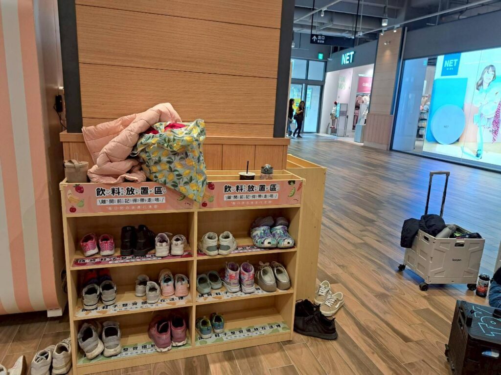  台中lalaport 南館遊戲區 台中親子景點 推薦，免費遊戲區寬敞好玩，同層樓周邊還都是滿滿小孩、大人愛吃的點心美食